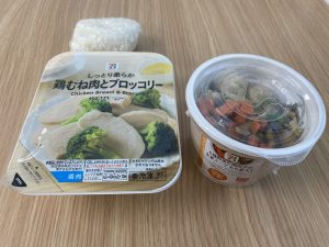 セブンイレブンで購入した汁物を含む減塩ランチ